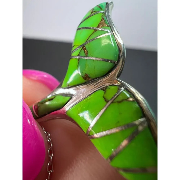 Green Mojave turquoise sterling silver whale tail pendant with chain - Picture 7 of 10